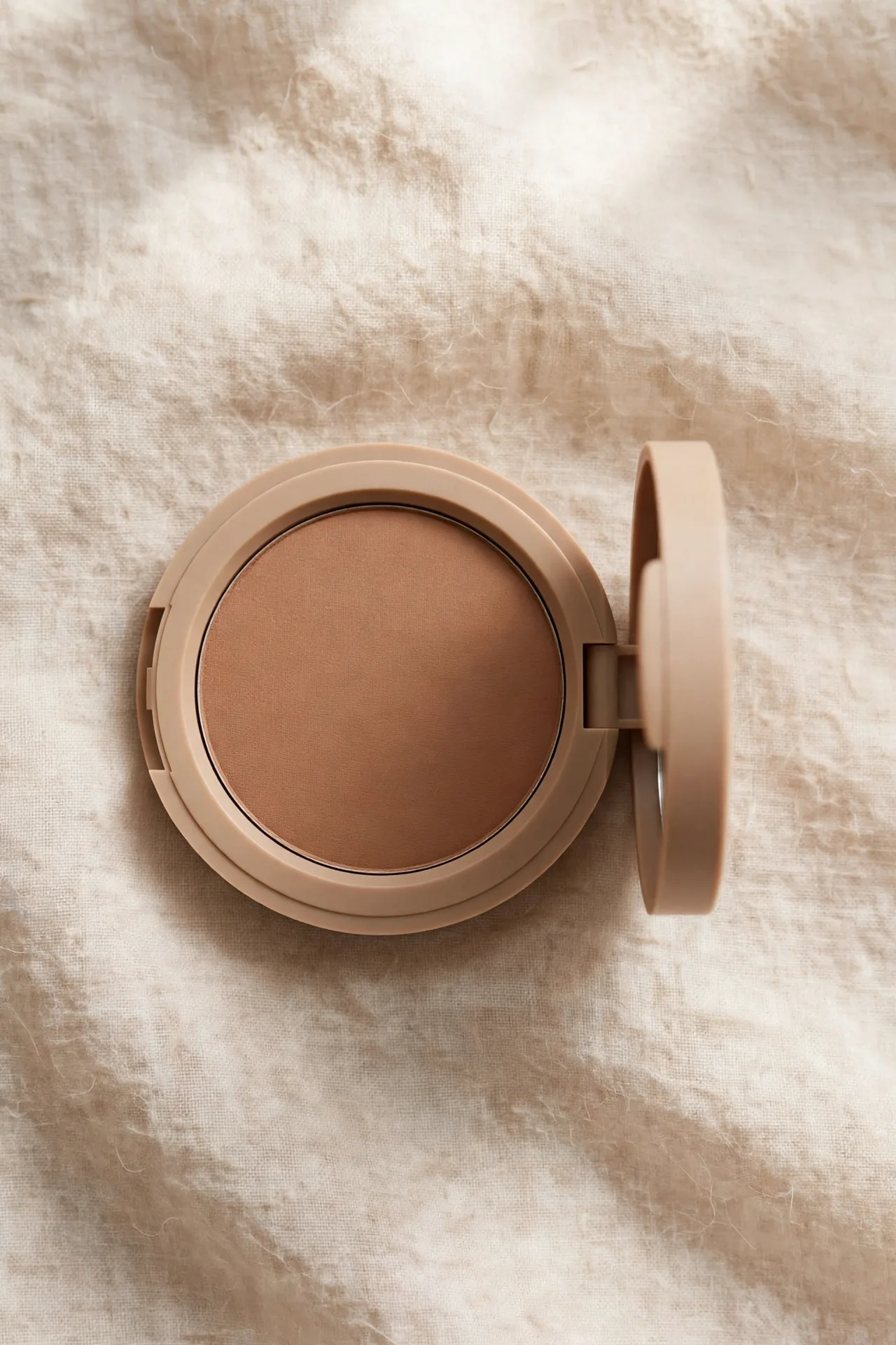 Bronzer compact